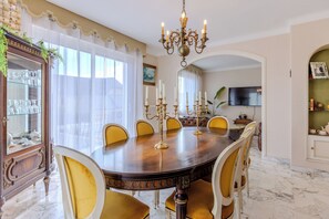Dining - The Villa Reina (Le Croisic)