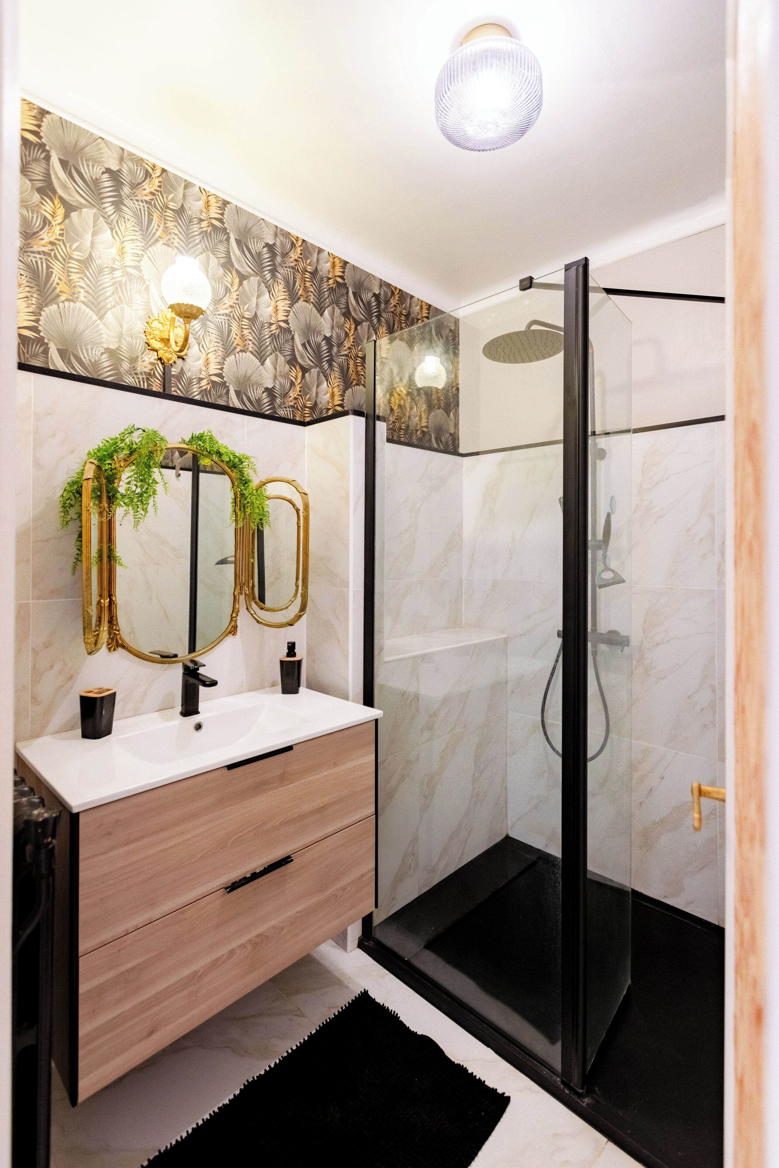 Een bad, een haardroger, een bidet, handdoeken