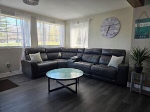 Smart TV, fireplace, DVD player, foosball - LAKEVIEW Hot Tub Retreat Near Wineries! (Silver Creek)
