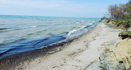 LAKEVIEW Hot Tub Retreat Near Wineries!