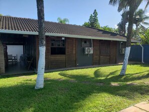 Exterior - Heated pool **FREE** + Air conditioning + 300MB Vivo fiber internet, Riviera Beach (Bertioga)
