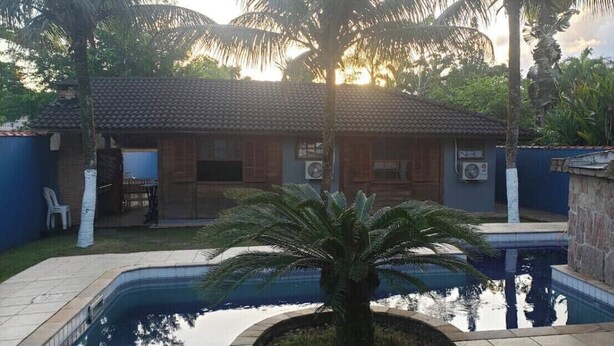 A house with a swimming pool, a patio, and a covered outdoor area. - Heated pool **FREE** + Air conditioning + 300MB Vivo fiber internet, Riviera Beach (Bertioga)