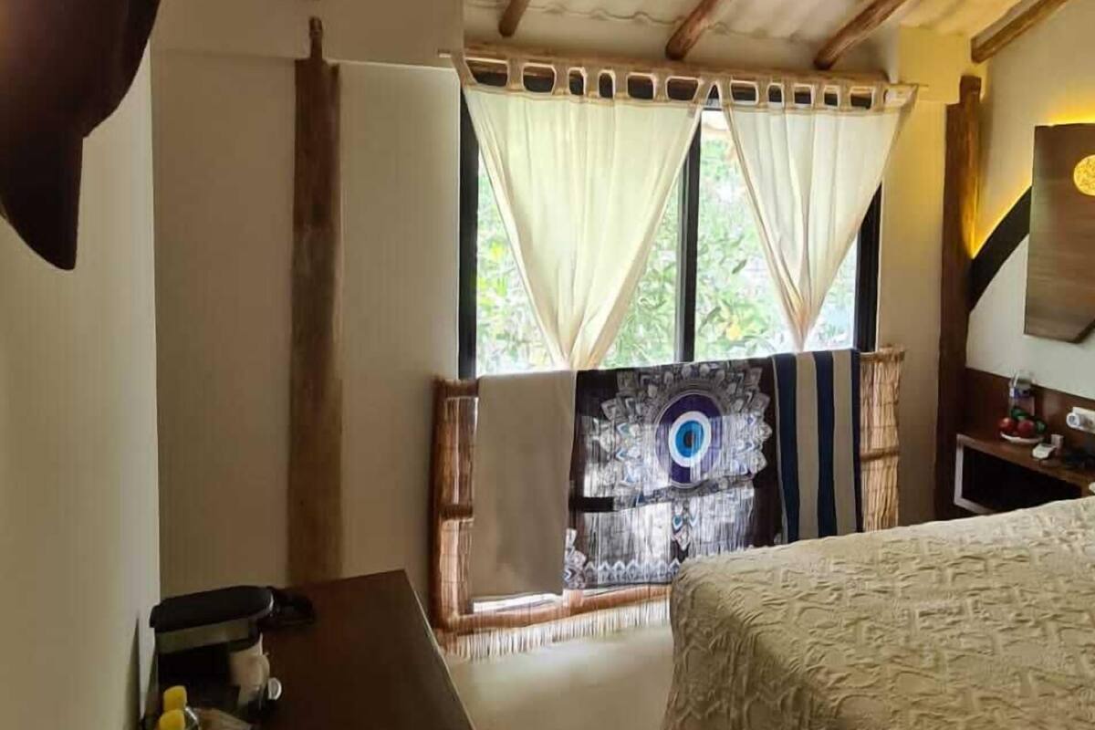 Espacio para trabajar con laptop, wifi gratis y ropa de cama