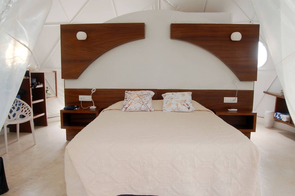 Espacio para trabajar con laptop, wifi gratis y ropa de cama