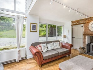 Fireplace - 5 bedroom accommodation in Folly Gate, near Okehampton (Folly Gate, near Okehampton)