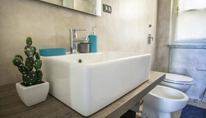 Shower, hair dryer, bidet, towels - Casa Dolce Vita (Belgirate)