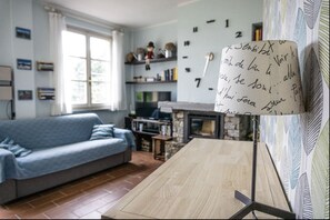 Téléviseur connecté, foyer, lecteur de DVD, livres