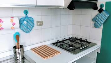 Frigorifero, microonde, piano cottura, macchina per tè/caffè