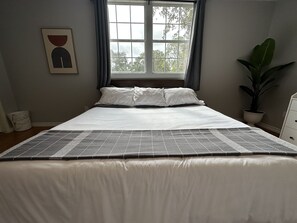 5 bedrooms, free WiFi, bed sheets, wheelchair access