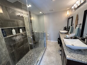 Dusche, Haartrockner, Handtücher, Seife