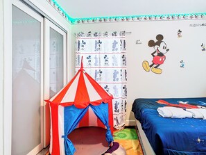5 chambres, fer et planche à repasser, lit de bébé portatif