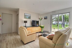 TV, books - Le Clos des Pommiers (PAIMPOL)