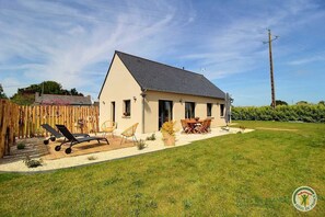 Outdoor dining - Le Clos des Pommiers (PAIMPOL)