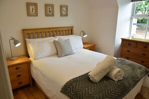 2 bedrooms, iron/ironing board, internet, bed sheets