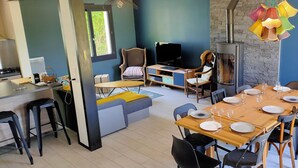 A modern living space with a dining area, kitchen, and seating. - Charming seaside vacation home (Pénestin)