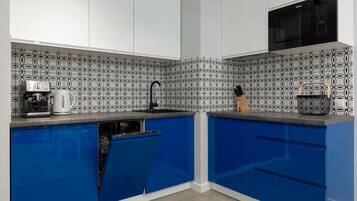 Réfrigérateur, micro-ondes, plaque de cuisson, lave-vaisselle