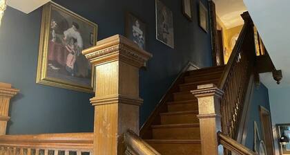 The Farmhouse-Seneca/Keuka-HotTub-WineTrail-1850’s Farmhouse, Classic Red Barn-Big Rooms-Pets OK