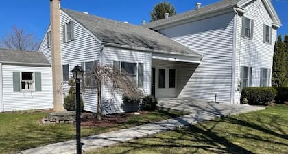 The Farmhouse-Seneca/Keuka-HotTub-WineTrail-1850’s Farmhouse, Classic Red Barn-Big Rooms-Pets OK