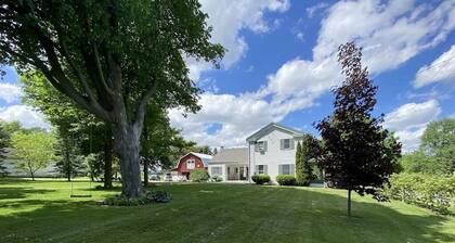 The Farmhouse-Seneca/Keuka-HotTub-WineTrail-1850’s Farmhouse, Classic Red Barn-Big Rooms-Pets OK