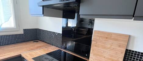 Réfrigérateur, four, plaque de cuisson