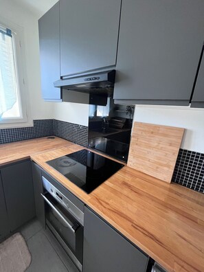 Fridge, oven, stovetop, cookware/dishes/utensils