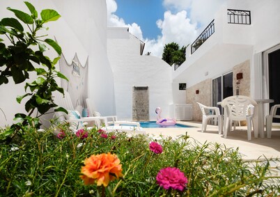 Relaxing home with private pool near center of Cozumel. 1.5 mile to the ocean.