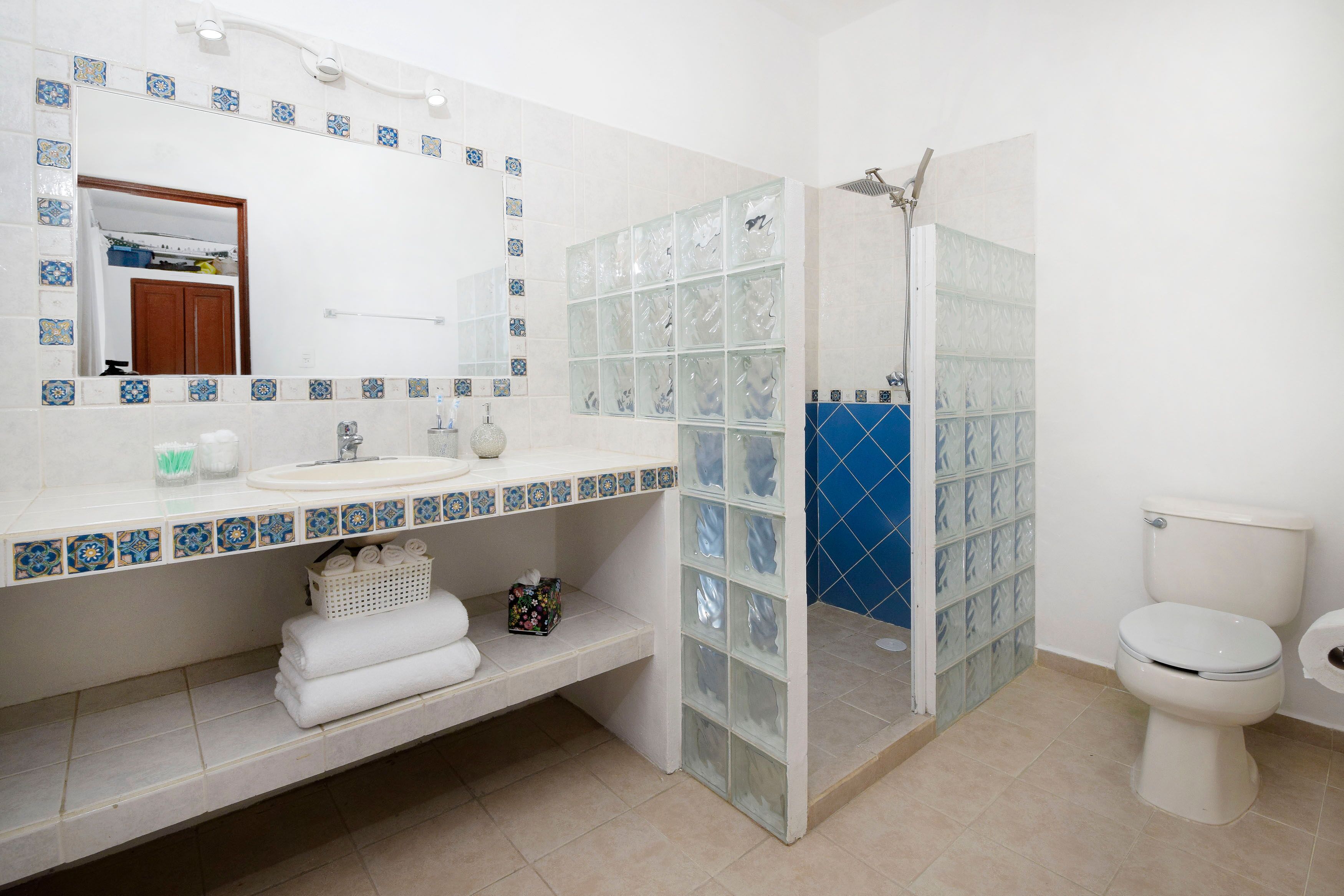 Ducha, secador de pelo, toallas, jabón