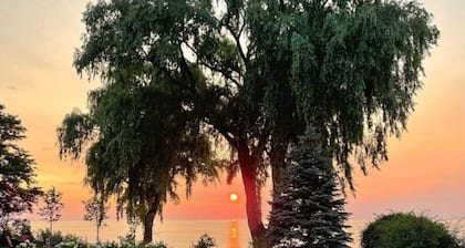 Christie Corner I:Feel at home while you stay, eat and relax