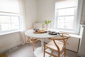 Dining - Christie Corner I:Feel at home while you stay, eat and relax (St. Catharines)