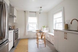 Refrigerador, cafetera y tetera y utensilios de cocina