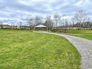 Property grounds - Makenna-NEW tiny home with shared fishing pond (Athens)