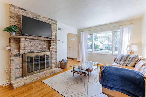 Stylish 4 Bedroom Home minutes from Downtown Champaign & Campus