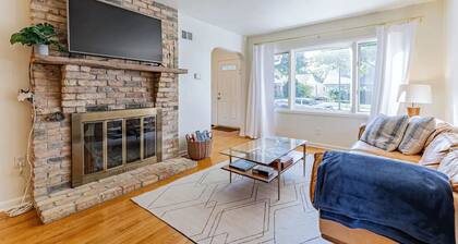 Stylish 4 Bedroom Home minutes from Downtown Champaign & Campus