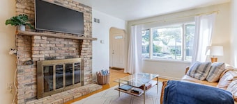 Stylish 4 Bedroom Home minutes from Downtown Champaign & Campus