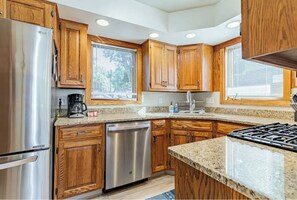 冷蔵庫、電子レンジ、オーブン、コンロ