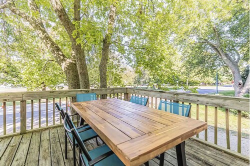 Stylish 4 Bedroom Home minutes from Downtown Champaign & Campus