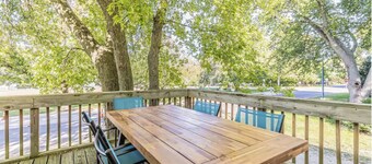 Stylish 4 Bedroom Home minutes from Downtown Champaign & Campus