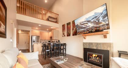 Top-Floor Condo w/ Mountain Views, Loft, Heated Garage – Sleeps 5