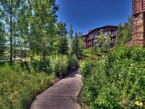 Remodeled Top Floor 1 BR+ Loft w/Mountain Views, 2BA, Sleeps 5, A/C