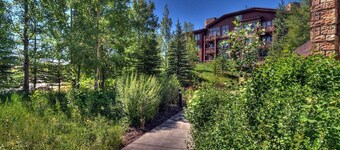 Remodeled Top Floor 1 BR+ Loft w/Mountain Views, 2BA, Sleeps 5, A/C