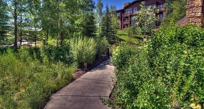 Remodeled Top Floor 1 BR+ Loft w/Mountain Views, 2BA, Sleeps 5, A/C