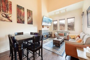 Smart-TV, Kamin, DVD-Player, Bücher