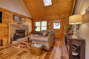 Smart TV, caminetto, videogiochi