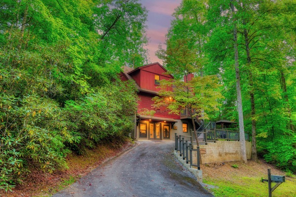 Easy roads leading to the cabin and plenty of parking space.