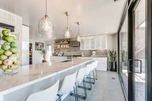 Frigorífic, microones, forn i placa de cuina