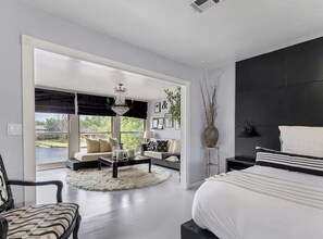 4 habitaciones, escritorio y tabla de planchar con plancha