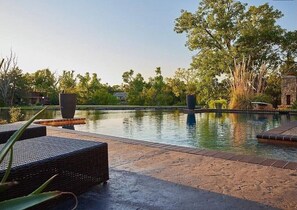 Alberca al aire libre y alberca climatizada