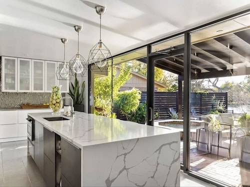 WATERFRONT 🎣 | INFINITY SALTWATER POOL 🏊 | HOT TUB | LAKEFRONT | LAKE HEFNER |