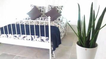 4 bedrooms, iron/ironing board, free WiFi, bed sheets