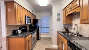 Condo, varias camas, alberca privada, vista a la playa | Cocina privada | Refrigerador, microondas, horno y parrilla de estufa